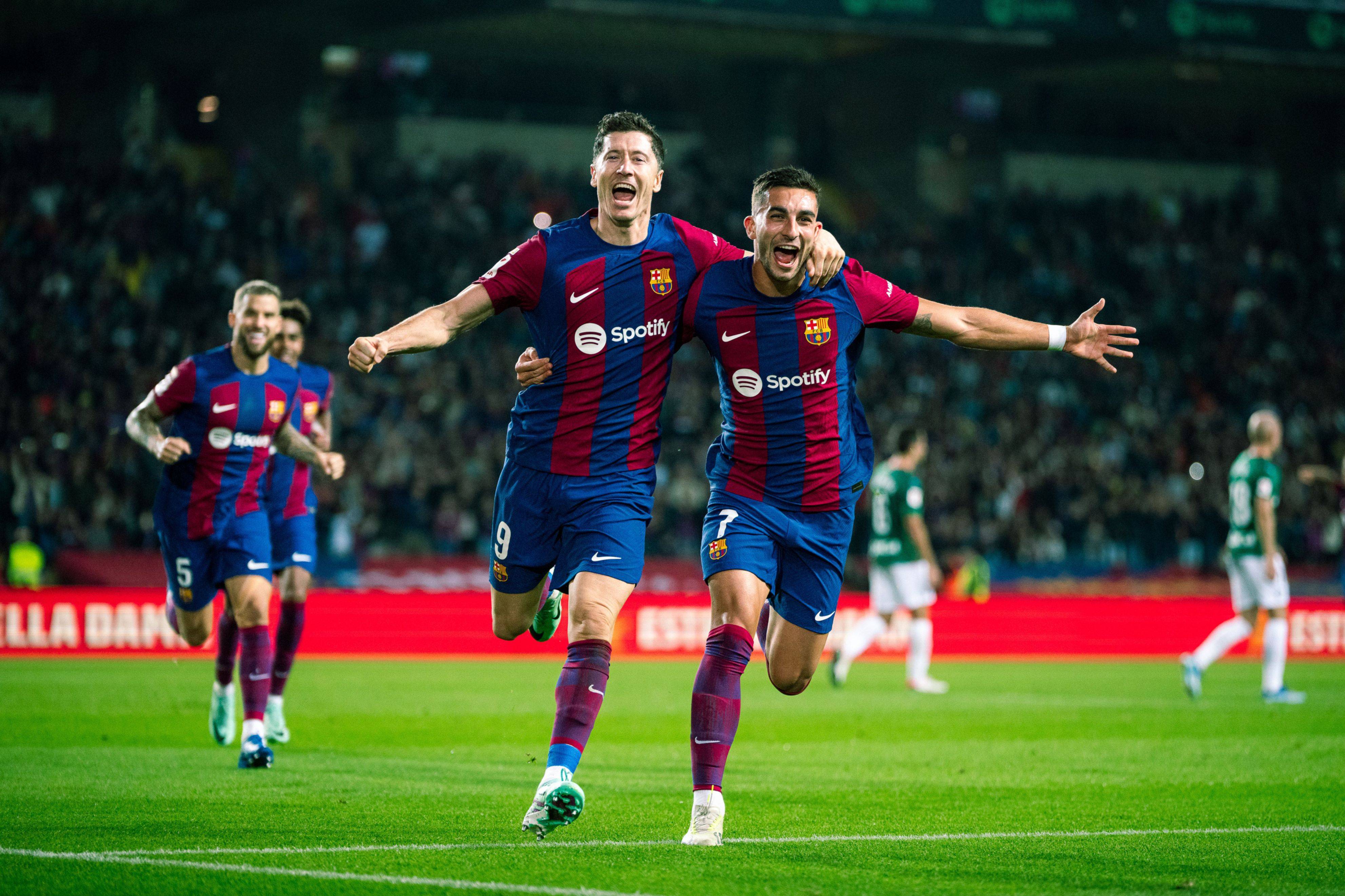 双方球队在比赛中展开了激烈较量 双方球队在比赛中展开了激烈较量