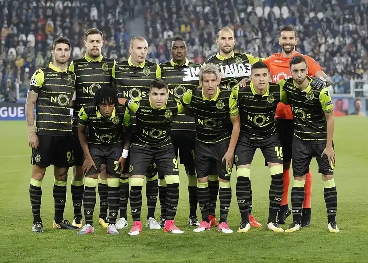 双方球队在比赛中展开了激烈较量 双方球队在比赛中展开了激烈较量