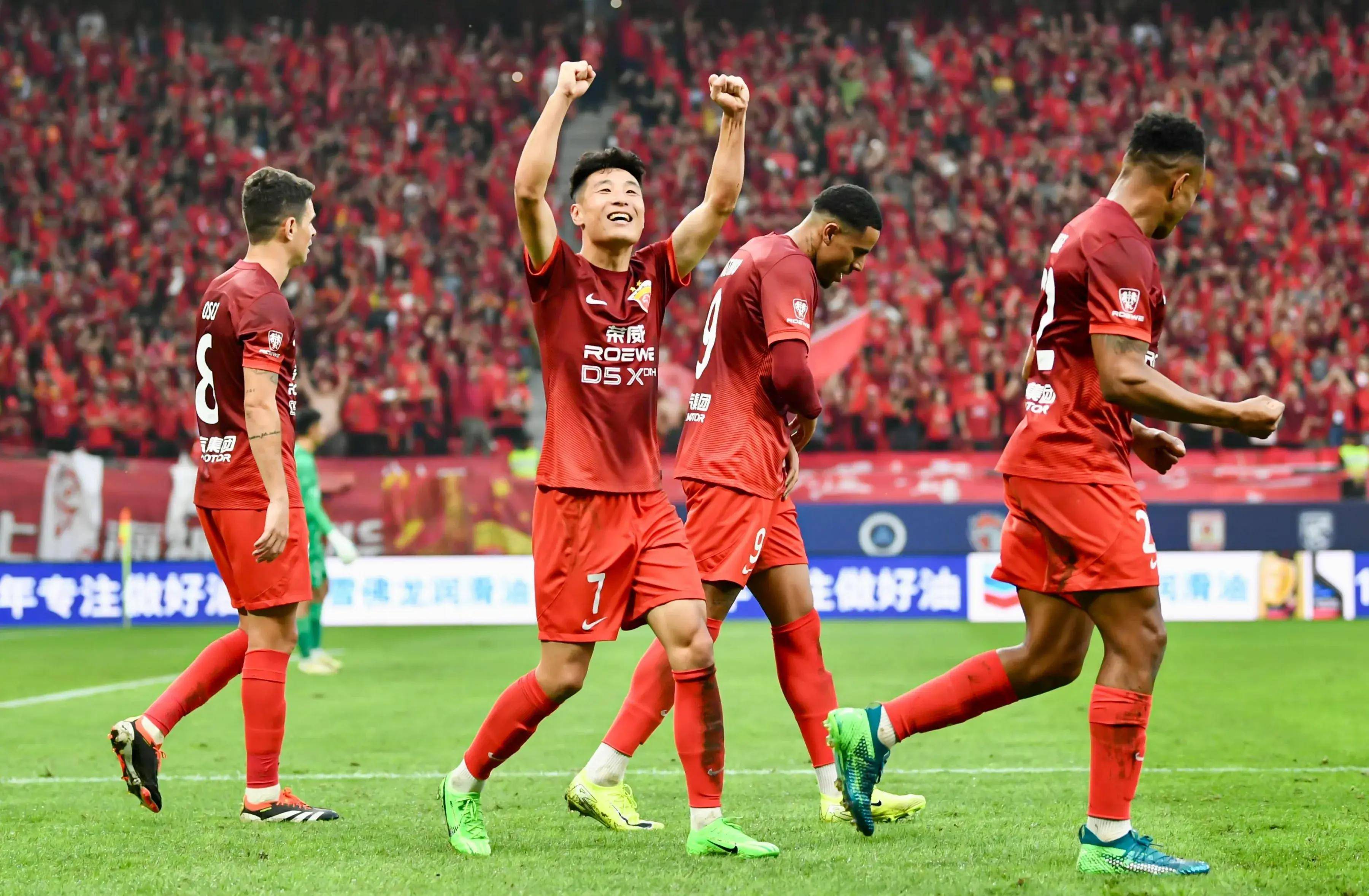 球队士气高昂,备战下轮强队对决 球队士气高昂,备战下轮强队对决