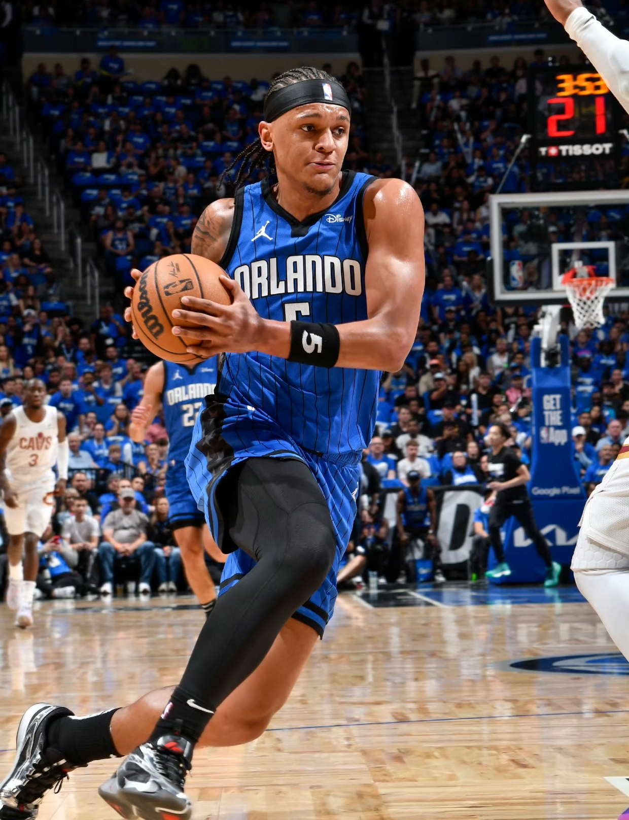 猛龙主场击败魔术,稳居东部前列 猛龙主场击败魔术,稳居东部前列